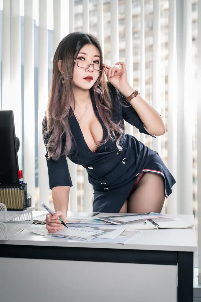 网络美女小琪 Aki办公室CEO16